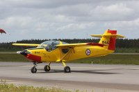 800px-Saab_Safari_Yellow_Sparrows_Turku_Airshow_2015_05.JPG