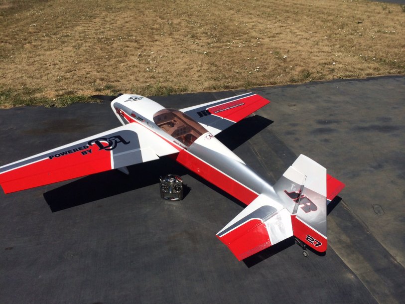 For Sale - 35% Hangar 9 Extra 300 | GiantScaleNews.com